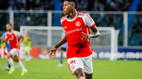 Vitao zagueiro do Internacional durante partida contra o Belgrano no estadio Mario Kempes pela Copa Sul-Americana 2024.