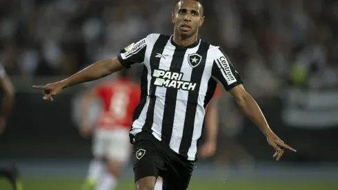 Victor Sá durante confronto contra o Internacional no Brasileirão 2023.