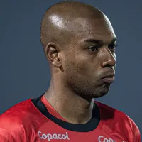 Fernandinho 'choca' no Athletico-PR e vídeo viraliza: "Um dos piores momentos"