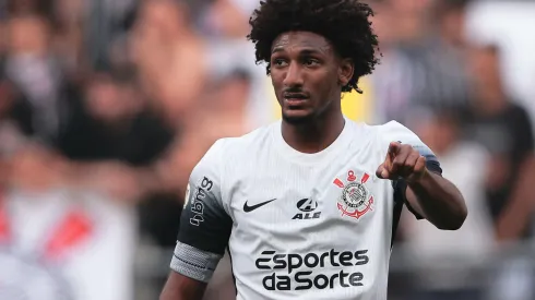 Talles Magno durante confronto contra o Flamengo no Brasileirão 2024.