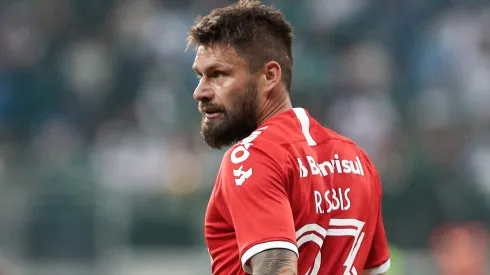Sóbis, com a camisa do Internacional, durante confronto contra o Palmeiras na Copa do Brasil de 2019.