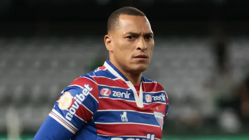 Titi jogador do Fortaleza durante execução do hino nacional antes da partida contra o Coritiba no estádio Couto Pereira pelo campeonato BRASILEIRO A 2023. Foto: Robson Mafra/AGIF