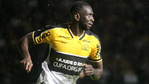 Bolasie jogador do Criciuma durante partida contra o Bahia no estadio Heriberto Hulse pela Copa Do Brasil 2024.