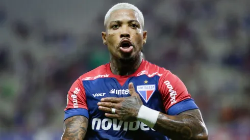 Marinho comemorando gol contra o Atlético-MG no Brasileirão 2024.