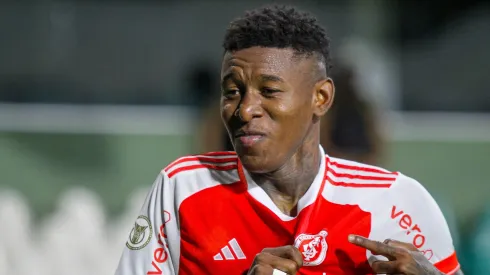 Vitão, jogador do Internacional, durante partida contra o Grêmio, pelo Brasileirão Betano.