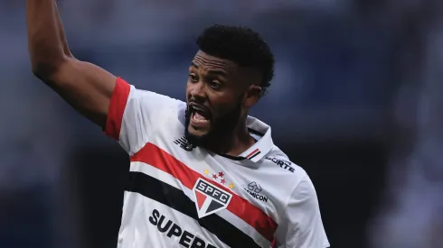 Sabino, jogador do São Paulo, durante partida contra o Palmeiras, pelo Campeonato Brasileiro.