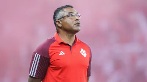 Roger Machado, técnico do Internacional, durante partida contra o Flamengo, pelo Brasileirão Betano.