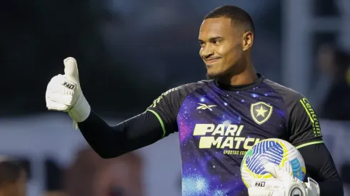 John, goleiro do Botafogo, durante partida contra o RB Bragantino, pelo Brasileirão Betano.