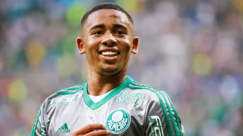 Gabriel Jesus, ex-jogador do Palmeiras, comemorando gol com a camisa do clube, no Brasileirão de 2015.