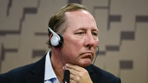 O Proprietário do Clube de Futebol do Botafogo, John Textor, durante a CPI do Senado das apostas esportivas (Foto: Mateus Bonomi/AGIF)