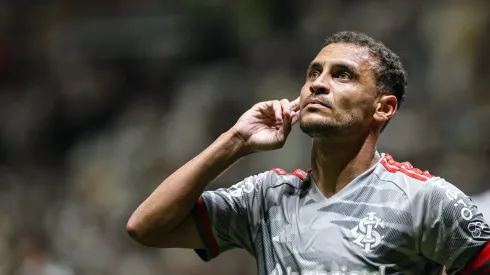 Alan Patrick durante confronto contra o Atlético-MG no Brasileirão 2024.