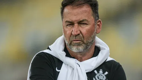 Augusto Melo durante confronto contra o Flamengo na Copa do Brasil 2024.