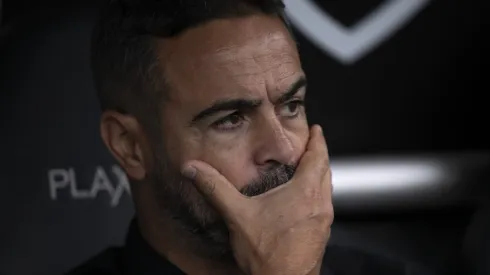 Artur Jorge, técnico do Botafogo, durante partida contra o Cuiabá (Foto: Jorge Rodrigues/AGIF)