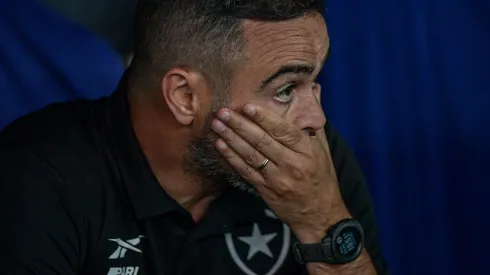 Artur Jorge durante confronto contra o Criciúma no Brasileirão 2024.