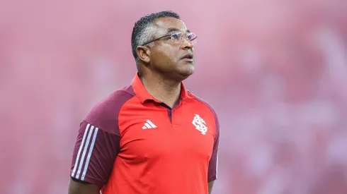 Roger Machado, técnico do Internacional, durante partida contra o Flamengo, pelo Brasileirão Betano.