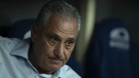 Tite comandando Flamengo durante partida contra o Athletico-PR (Foto: Jorge Rodrigues/AGIF)