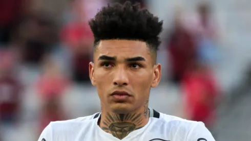 Igor Jesus jogador do Botafogo durante execucao do hino nacional antes da partida contra o Athletico-PR no estadio Arena da Baixada pelo campeonato Brasileiro A 2024.