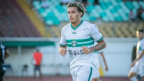 Figueiredo atuando pelo Coritiba durante partida (Foto: Fernando Teramatsu/AGIF)