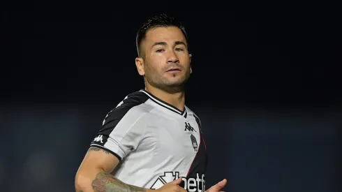 Jean recebe 'recado' de Pedrinho no Vasco.