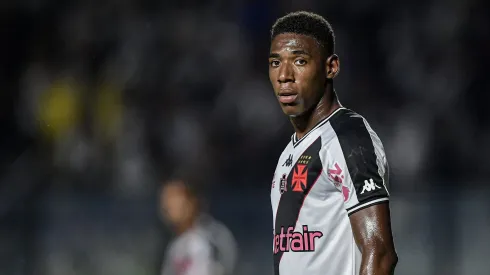 Léo, jogador do Vasco, durante partida contra o Cuiabá (Foto: Thiago Ribeiro/AGIF)