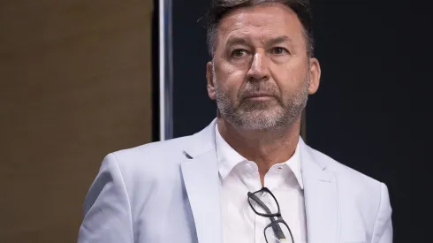 Augusto Melo durante apresentação de Memphis Depay.