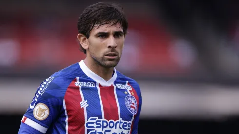 Acevedo, jogador do Bahia, durante partida contra o São Paulo, pelo Brasileirão Betano de 2023.