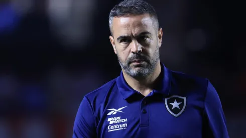 Artur Jorge durante confronto contra o São Paulo no Brasileirão 2024.