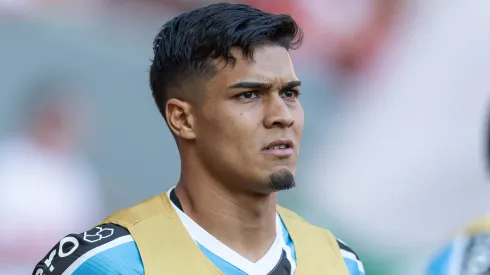 Arezo jogador do Gremio durante partida contra o Internacional no estadio Beira-Rio pelo campeonato Brasileiro A 2024.