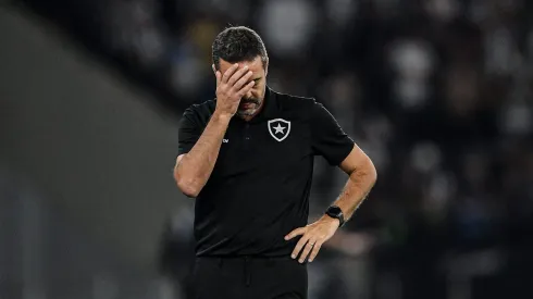 Artur Jorge, técnico do Botafogo, pode perder jogador importante para o Grêmio em 2025.