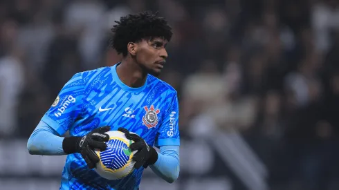 Hugo Souza jogando no Corinthians em 2024