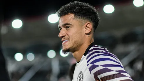 Coutinho durante aquecimento antes de confronto contra o Bragantino no Brasileirão 2024.