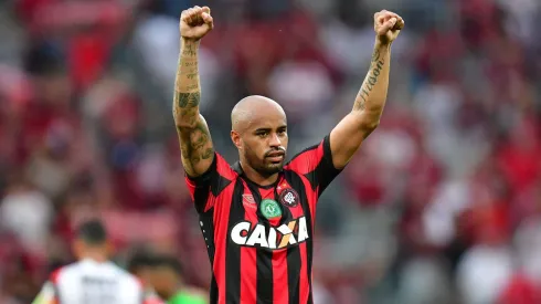 Thiago Heleno, jogador do Atletico-PR comemora a vaga na Libertadores apos partida contra o Flamengo pelo Campeonato Brasileiro serie A 2016 no estadio Arena da Baixada.