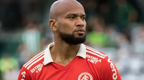 Rodrigo Moledo jogador do Internacional durante execucao do hino nacional antes da partida contra o Coritiba no estadio Couto Pereira pelo campeonato Brasileiro A 2022.