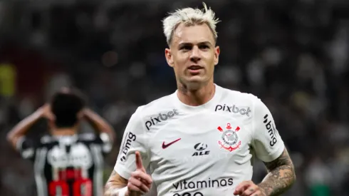 Roger Guedes, jogador do Corinthians, comemora seu gol durante partida contra o Atletico-MG (Foto: Fernando Moreno/AGIF)