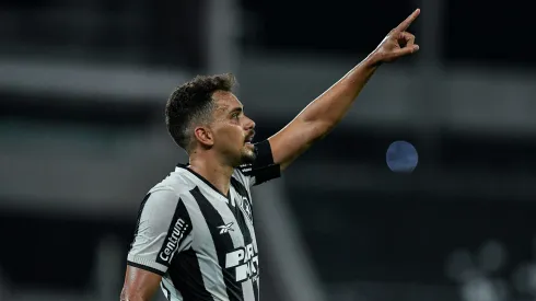 Eduardo jogador do Botafogo comemora seu gol durante partida contra o Vitoria no estadio Engenhao pelo campeonato Copa Do Brasil 2024.