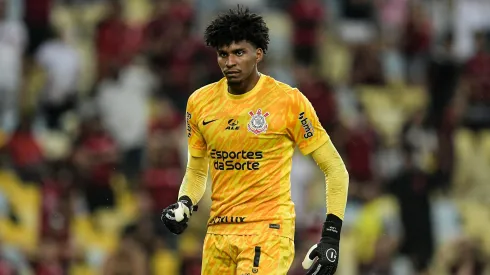 Hugo Souza, goleiro do Corinthians, durante partida contra o Flamengo (Foto: Thiago Ribeiro/AGIF)