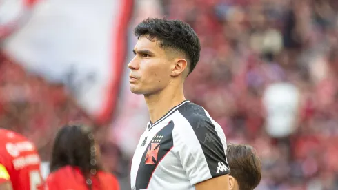 Galdames jogador do Vasco durante partida contra o Athletico-PR no estadio Arena da Baixada pelo campeonato Brasileiro A 2024.
