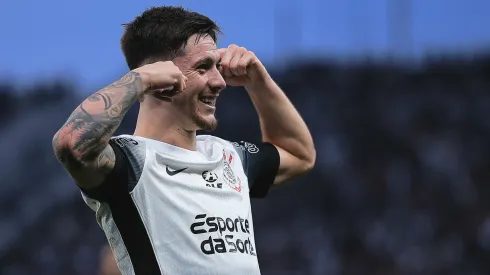 Garro, jogador do Corinthians, comemora seu gol durante partida contra o Atletico-GO, pelo Brasileirão Betano.