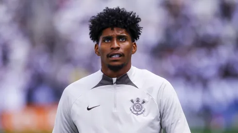 Hugo Souza jogador emprestado ao Corinthians durante aquecimento antes da partida contra o Vasco no estádio Arena Corinthians pelo campeonato Brasileiro A 2024. Foto: Marco Miatelo/AGIF