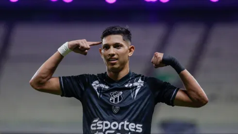 Erick Pulga, jogador do Ceará, comemora seu gol durante partida contra o Paysandu (Foto: Lucas Emanuel/AGIF)