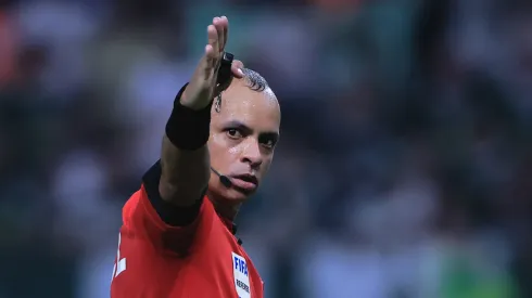 O árbitro Wilton Pereira Sampaio durante partida entre Palmeiras e Botafogo no estádio Arena Allianz Parque pelo campeonato Brasileiro A 2024. Foto: Ettore Chiereguini/AGIF