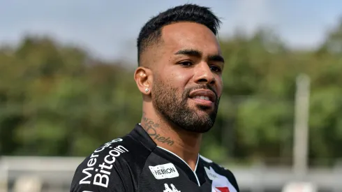 Alex Teixeira posa para fotos durante sua apresentacao oficial como jogador do Vasco em coletiva de imprensa realizada no CT Moacyr Barbosa.