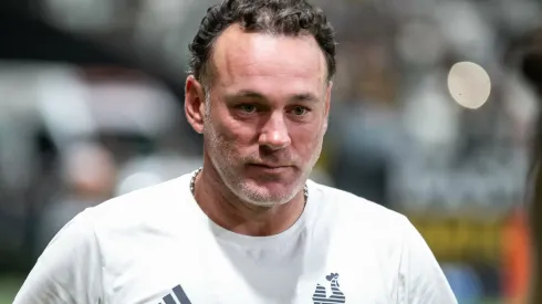 Gabriel Milito durante confronto contra o Internacional no Brasileirão 2024.