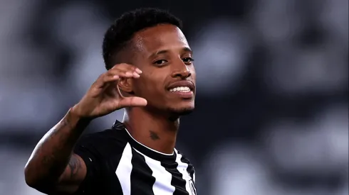 RIO DE JANEIRO, BRAZIL - APRIL 20: Tchê Tchê of Botafogo celebrates after scoring the team's fourth goal during a Copa CONMEBOL Sudamericana 2023 Group A match between Botafogo and Cesar Vallejo at Estadio Olímpico Nilton Santos on April 20, 2023 in Rio de Janeiro, Brazil. (Photo by Buda Mendes/Getty Images)