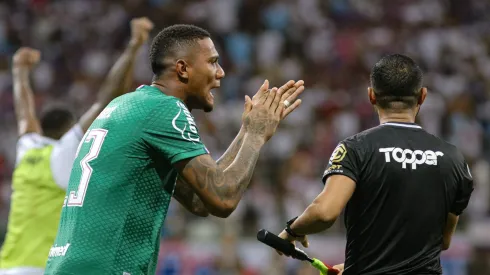 Adriel jogador do Bahia reclama com a arbitragem durante partida contra o Vitoria no estadio Arena Fonte Nova pelo campeonato Baiano 2024.