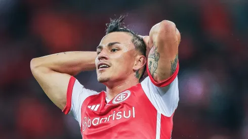 Internacional queria pênalti em lance de Bernabei.