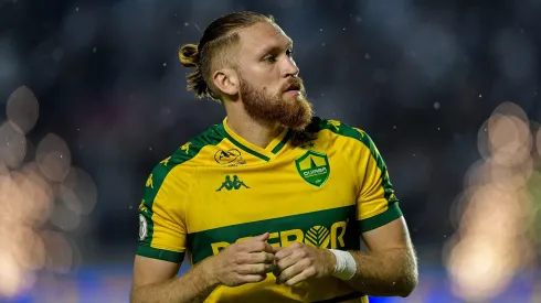 Pitta, jogador do Cuiabá, durante partida contra o Vasco (Foto: Thiago Ribeiro/AGIF)