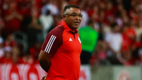 Roger Machado, técnico do Internacional, durante partida contra o Botafogo, pelo Brasileirão Betano.