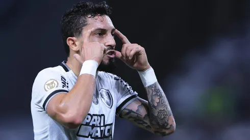 Alex Telles, jogador do Botafogo, durante partida contra o Palmeiras, pelo Brasileirão Betano.