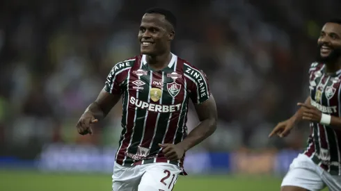 Jhon Arias, jogador do Fluminense, comemora seu gol durante partida contra o Grêmio (Foto: Jorge Rodrigues/AGIF)